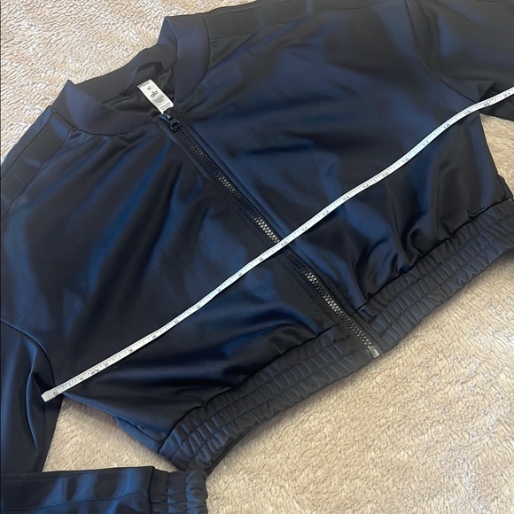 ALO Yoga Wintry Line Cropped Jacket - Picture 14 of 16